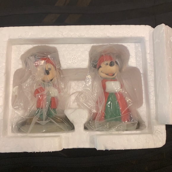 Dept. 56, Mickey & Minnie, Disney Village Series - Picture 4 of 8